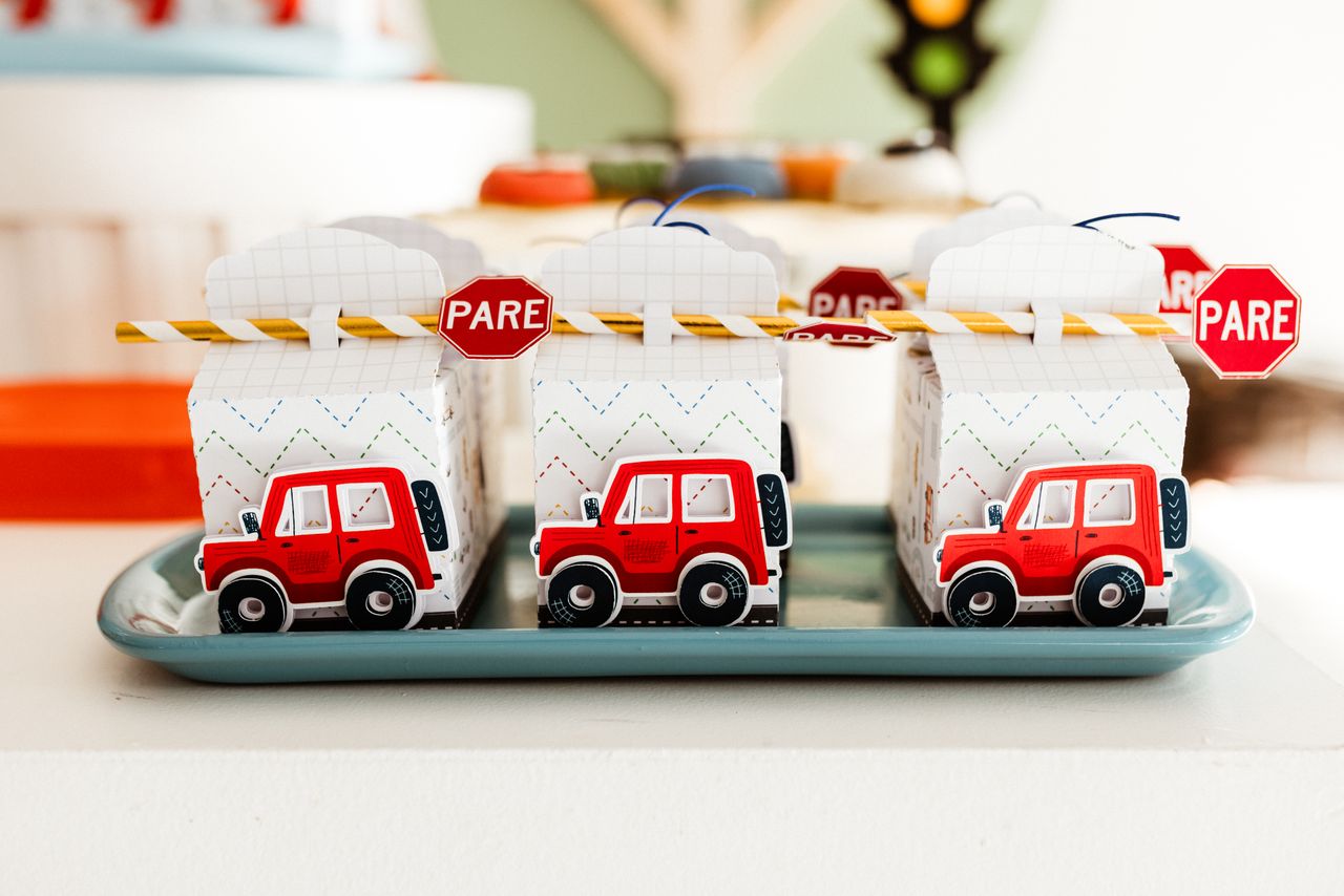 Contact Vibrant party favor boxes with toy cars and 'PARE' signs, ideal for children's parties.